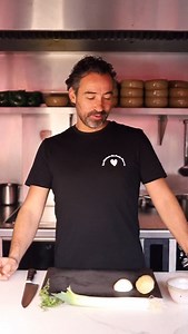 Avec ce froid 🥶 je vous propose une recette pour 4 personnes d’un velouté de poireaux, pommes terre mascarpone, huile d’olive, poivre noir Il vous faut : 1 poireau 1 oignon 1 grosse pomme de terre 5g de thym 20g huile d’olive 200g crème liquide 30% ou mascarpone 2litres d’eau Régalez vous & réchauffez vous 👨🏻‍🍳😋 bon appétit ! | Pierre Augé