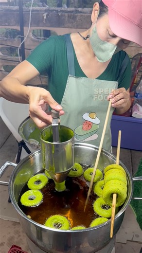 18K views · 199 reactions | Green pandan donut! Amazing street food pandan donut making process - โดนัทเขียว 20 บาท #reels #shorts #foodie #food #foodlover ร้านโดนัทใบเตย - ถนนคนเดิน จ.ชุมพร | SpeedFoods | Facebook