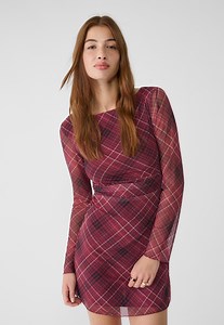 Vestidos, faldas y pantalones fluidos de Stradivarius que están arrasando porque tienen uno de los estampados tendencia más bonitos de este otoño-invierno