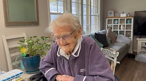 I fluffed Daffy's hair because it was as flat as tack. And then Dorothy came out and gave me a serve 😂🫏 We talk about a recent fire in Sydney and how much it costs to keep offenders in gaol 😳😱 Then we chat about the circle of life and how paper bags have made a come back in our supermarkets ⭕️🛍️ and how new technology is not always for the better 🙅🏼‍♀️ | Daffy's Wise Words