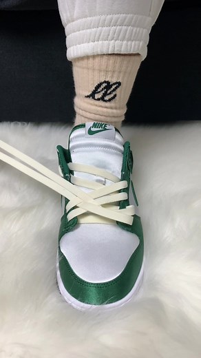 Love a little luxury in your sneakers Nike Dunk Low ‘Satin Green’ embodies luxury through all of its details including the shiny satin fabric and reinforced metal eyeloets. This sneaker merges a classic clean white with the iconic Spartan green colorway which pays homage to Michigan State University. We wanted to add our own Looped Laces' touch with our favourite cream laces using a easy yet eye-catching cross-hatch lacing technique. What we swapped: — Vintage '85 Flat Laces in 53