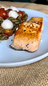 Este plato es Perfecto para esta Semana Santa 👌🏽👌🏽 Salmón a la plancha acompañado de pasta Pesto Caprese 👌🏽👌🏽👌🏽 es una delicia, en la sencillez está el placer 🥰 Ingredientes: - Salmón - Tornillos - Albahaca - Parmesano - Almendras - Ajo - Tomate Cherry - Mozzarella Dibufala - Aceite de Oliva - Sal y Pimienta al gusto | El Opita