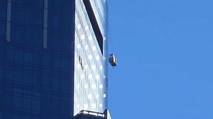 Window washers rescued from out-of-control rig on Manhattan high-rise