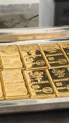 The letter logo on the gold is made like this. #goldfactory #machine #goldbar