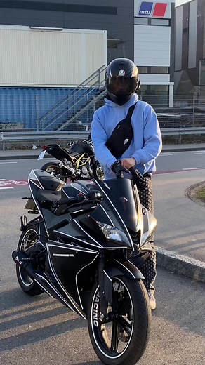 Exploring the Yamaha YZF-R125 in Cambodia