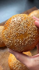 On opte pour ces buns maison pour faire le plein de réconfort 😍 La recette ici : https://www.instagram.com/p/CxI06aro6da/ | Marmiton