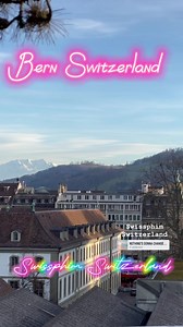 📍Bern, Switzerland 🇨🇭 #ประเทศสวิตเซอร์แลนด์ กับเทือกเขาแอลป์ เป็นของคู่กัน และที่เห็นนี้คือวิวจากหน้ามหาวิทยาลัย Bern Universität 🏛️ ช่วงอากาศอุ่นๆ ทุกคนจะมานั่งชิวเก็บบรรยากาศ ในช่วงเย็น ท้องฟ้าแจ่มใส ใครผ่านมาเมืองหลวง แวะนั่งชมวิว ได้นะคะ ที่ตั้งอยู่ติดสถานีรถไฟเลยค่ะ 🥰🥰 Romantik ❤️‍🔥 Times Berne is centrally located in the heart of Switzerland, making it the gateway to the Alps. #bern #switzerland #schweiz #visitswitzerland #alps #mountains | SwissPhim Switzerland