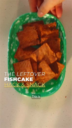 This crispy air fryer fish cake snack is the best way to use leftover fish cakes and turn them into an easy Korean bar-style appetizer. - Leftover fish cake from tteokbokki doesn’t need to be reheated to be enjoyed again. With an air fryer and a simple dipping sauce, you can transform chewy fish cakes into a crispy, golden snack that’s perfect for beer, late-night cravings, or an easy Korean-inspired appetizer. 📍Ingredients: • Leftover fish cakes • Mayonnaise • Soy sauce • Black pepper Instruct