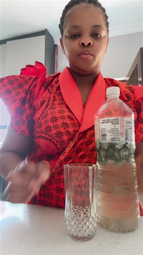 Trying something new 😝 Okra water has some of the following benefits Fiber: Helps digestion and may help regulate blood sugar levels. Antioxidants: Contains vitamins A and C, which support immune function and skin health. Polyphenols and flavonoids: Compounds naturally found in plant foods, they may improve insulin sensitivity and reduce inflammation. #makhathishembe👑 #fyp #okrawater #newyearnewme