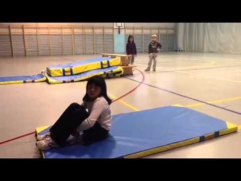 ¿Cómo se realiza una voltereta hacia delante?