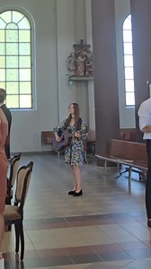 Ištrauka iš vestuvių ceremonijos, kai įeina jaunieji, palydimi kunigo 💞🪐🌃 šią giesmę pradžioje pageidavo atlikti jaunoji, ir malonu, kad galėjau įgyvendinti norą! (A. Akelaitis "Įeinu su Gyriaus giesme" 🌙 Jei patiko - pasidalinkite ar pakomentuokite. Jei norite užsakyti gyvą ( ar nuotolinį) muzikinį sveikinimą su daina, giedojimą bet kokių apeigų, Mišių metu ar ant kapinių, bei gyvą foninę muziką - parašykite man asmenine žinute. 🪐 Ačiū, kad esate kartu! 🌝 Jūsų Klaj🌕klė Viktorija Kajokait