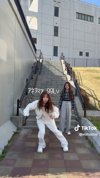 踊り終わった後からがおもろいので絶対最後まで見てくださいwwww 私も不慣れなステップだったけど隣に姉がいてよかった、、 #姉妹 #ダンス #two #格好と態度だけは踊れそうな姉#dance