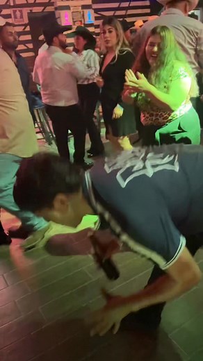 El muchacho siguió bailando a todo lo que da, prendiendo la fiesta y contagiando a toda la raza. Así se vive El Tour del Gordo, donde la alegría no se apaga y el ambiente siempre anda al millón. 🎉🕺🔥 ¡Espérate pa’ lo que viene! 💣🚀 | El tour del gordo