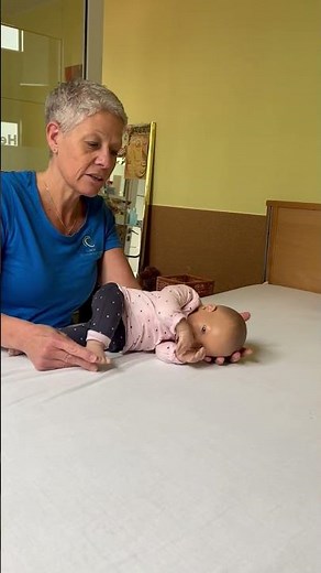 Ein Baby von der Bauchlage in Rückenlage drehen - Kinästhetik Infant Handling