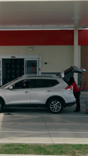 Busy schedules call for easy groceries! 🎒 Order your family's favorite lunches, snacks, and meals for pickup or delivery. | Hy-Vee
