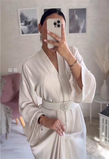 White Moroccan Takchita 🤍💍 #weedingdress #takchita #takchitamarocaine #bride #caftan #moroccanbride #caftanmorocco #beldistyle #whitedress #👰🏻‍♀️ #videoviral #fyp #morocco