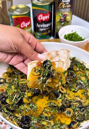 Dip mediterráneo de aceitunas fácil y cremoso