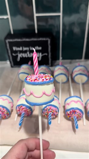 Mini Birthday Cakes for a Sweet 16 Celebration