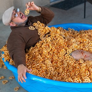 He's addicted to DURITOS 😳 | The Crazy Gorilla