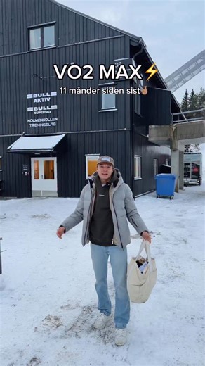 Iver Anton Kronstad on Instagram: "Laktatprofil og VO2 max test🤘🏽 Siden forrige test har jeg nesten utelukkende trent mot Norseman og maraton, og knapt gjennomført en eneste økt hardere enn terskel. Likevel har jeg økt O2 opptaket med hele 10 %📈 Dette er helt sikkert individuelt, men poenget er at du ikke nødvendigvis må løpe deg i hjel på harde intervalløkter for å øke opptaket. Samtidig vil slike økter ofte føre til en betydelig økt skaderisiko. For mange mosjonister tror jeg mer volum rund