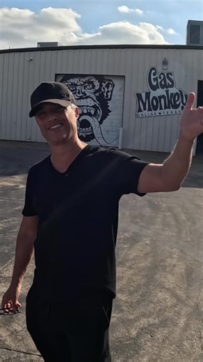 Tudo Leilão on Instagram: "Em breve no no Canal Tudo Leilão programa com @rrrawlings da @gasmonkeygarage . Gravamos um@super programa para o YouTube."