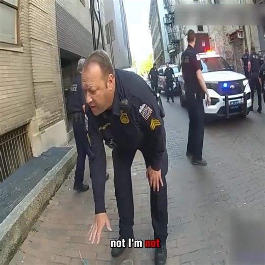 💰 Bank Robber CAUGHT After GPS in Money Bag Gives Him Away! 🚔 He thought he pulled off the perfect heist—until police tracked him down using the one thing he didn’t see coming: a GPS hidden inside the stolen cash. Bodycam shows the takedown as officers close in on the suspect who thought he was in the clear. #BankRobberyFail #PoliceBodyCam #CaughtOnCamera | Danielle