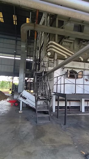 Fungsi slow firing boiler adalah untuk memanaskan ketel uap secara bertahap dan perlahan, yang bertujuan untuk mencegah kerusakan material boiler akibat kenaikan suhu yang terlalu cepat. Proses ini biasanya dilakukan saat awal pengoperasian (start-up) atau setelah periode tidak beroperasi untuk mengeringkan material tahan api, menghilangkan kelembaban, serta menyiapkan ketel untuk pengujian uap (steam test). Tujuan utama slow firing boiler Mencegah thermal shock: Panas yang naik secara bertahap 