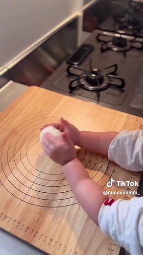 娘とミニパン作り🥐💖前に娘とミニパン作って、ストーリーにあげた時沢山の方がDMで動画みたい！と仰ってくれて、、動画撮ってみました😖🫶💖💖 皆様沢山のDMありがとうございます😖💖🫶 ※材料 12個 強力粉 100g 砂糖 10g 塩 2g ドライイースト 1.5g 牛乳 35g 水（人肌）30g 無塩バター 10g ①ホームベーカリーに捏ねを任す。ひとまとまりになったらバター追加。（全部で20分捏ねてます） ②一次発酵 30°60分 ③ガス抜き 12分割 ベンチタイム10分 ④成形 ⑤最終発酵 35°30分 ⑥200°予熱 ⑦牛乳を表面に塗る。 ケチャップトッピング ⑧200°10分焼いていく （オーブンによって焼け色変わるので調整） #主婦の日常 #パン #趣味 #bakery #子供のいる暮らし