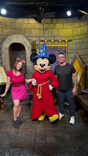 Luz, câmera e MUITA ação! 🎬✨ Um resumo do meu dia perfeito no Hollywood Studios. Da adrenalina da Tower of Terror até a imersão total em Star Wars: Galaxy's Edge... esse parque tem uma energia única! #disney #disneyland #hollywood #orlando #starwars