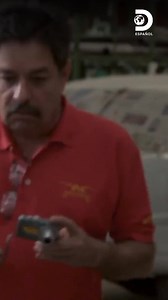 625K views · 11K reactions | La carroza presenta una falla al cerrar por un mal ajuste en las piezas de fibra de vidrio, generando frustración en Martín bajo la mirada atenta del cliente ⚠️ #Mexicanicos Disfruta el contenido de Discovery en MAX. Suscríbete ahora: https://bit.ly/48QMZPE | Discovery en Español | Facebook