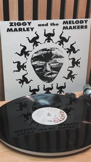 VINYL VIBES: Ziggy Marley & The Melody Makers - Head Top (Remix | Special) 🔥 Listen to the full song @ https://www.reggaeville.com/vinylvibes/ ABOUT THIS VINYL VIBES EDITION: ► Artist: Ziggy Marley & The Melody Makers ► Title: Head Top (Remix | Special) ► Written by Ziggy & Stephen Marley ► Lead Vocals: David “Ziggy“ Marley ► DJ Vocals: Stephen Marley ► Produced by Ziggy Marley & The Melody Makers ► Drum Programming: Wilburn Cole ► Bass: Christopher Meredith ► Guitars: Earl “Chinna“ Smith ► Key