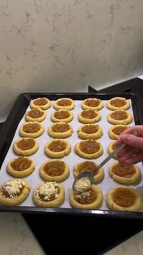 Elmalı Kurabiye Tarifi Açıklamada 🍪 Malzemeler 200 gr katı yağ 1 çay bardağı pudra şekeri 1 çay bardağı sıvı yağ 1 yemek kaşığı yoğurt 2 yemek kaşığı mısır nişastası 4 buçuk su bardağı un(4 buçuk su bardağı un) 1 paket şekerli vanilin 1 çay kaşığı kabartma tozu İç harcı için 5 tane elma 1 çay bardağı şeker 1 çay kaşığı tarçın . . . #kurabiyetarifleri #kurabiye #kurabiyetarifi #elmalıkurabiye #tatlıtarifleri