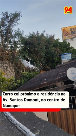 RÁDIO 94 FM NANUQUE on Instagram: "ACIDENTE🚨| Carro de locadora cai próximo a residência no centro de Nanuque. Informações EXTRAOFICIAS apontam que o condutor do carro ao efetuar uma manobra acabou se confundindo com a marcha do veículo e acabou dando ré e ocasionando o incidente. A informação ainda completa que o carro pertencia a uma locadora de Nanuque. O carro caiu em uma área residencial que fica as margens da Av. santos Dumont e Rua Pouso Alegre, no centro de Nanuque. Não há informações d