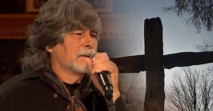 Alabama's Captivating Performance of "The Old Rugged Cross"