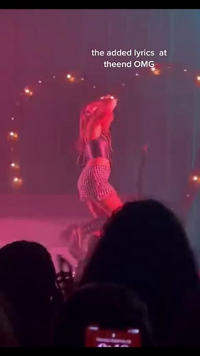 *not my video cress to the owner* THE ENDING LYRICS I LOVE😍 #nonsense#emailsicantsendtour#emailsicantsendsabrinacarpenter#EICSAtlanta#sabrinacarpenter#nonsensesabrinacarpenter#sabtok#carpenters#sabrinacarpentertour#fyp#foryou#4u#sabrina