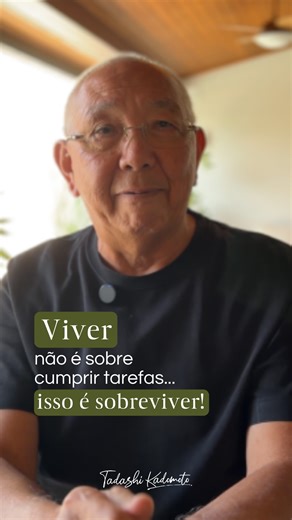 Tadashi Kadomoto on Instagram: "Acordar, trabalhar, pagar contas, dormir. Repetir. Isso não é vida, isso é manutenção biológica. Isso é sobreviver. Muitos de nós confundimos uma rotina cheia com uma existência plena. Ocupar-se não é o mesmo que realizar-se. Quando você entra no piloto automático, você se anestesia. Você cumpre o script, agrada a todos, bate as metas, mas, por dentro, há um vazio silencioso de quem abandonou a si mesmo. Acreditar em você é ter a coragem de quebrar esse ciclo hipn