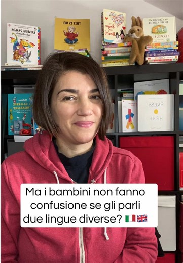 Il cervello dei bambini è fatto proprio per imparare più lingue. All’inizio possono mescolare parole o passare da una lingua all’altra, ma non è confusione: è una fase normale dello sviluppo bilingue. Con il tempo imparano a distinguere perfettamente quando usare una lingua e quando l’altra. Salva questo video se anche tu ti sei sentito dire almeno una volta: “Così lo confondi.” 😉 #bilinguismo #bambinibilingui #ingleseperbambini #genitoribilingui #educazionebilingue