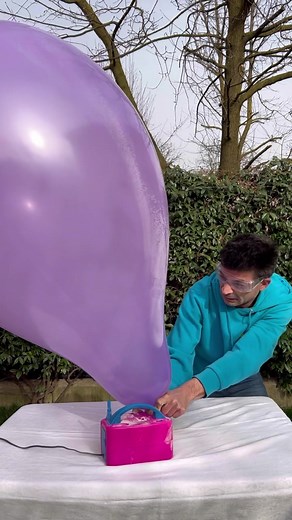 GIANT BALLOON CHALLENGE 😁