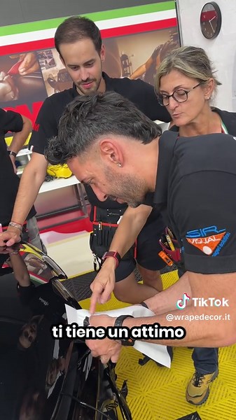 MANIGLIA CON TPU VS PVC: Quali sono le differenze di applicazione?🤔 👉🏻Corso WD Wrap TPU con @laura_malago 👨🏻‍💻 Iscriviti su www.wrapedecor.it #TPU #wrapping #carwrapping #wrapedecorschool #carcare