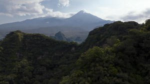 Comala es un Pueblo Mágico de Colima, México, al pie del volcán, lleno de historia y tradición; el escenario que inspiró a Juan Rulfo y dio vida a Pedro Páramo. 🇲🇽 ¡Conócelo en FITUR 2025! 🤩 #MéxicoEstáDeModa | Turismo Colima
