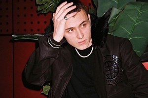 Aron Piper de 'Élite' se busca a sí mismo en los ritmos de trap de 'Sigo' – jenesaispop.com
