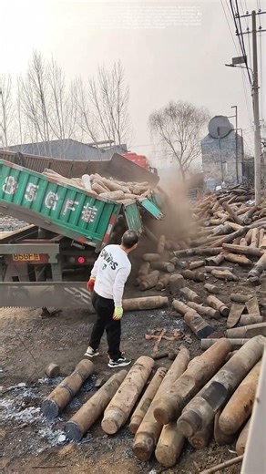 The Unseen Physics of Manual Unloading#ManualUnloading #PhysicsInAction #IndustrialTechniques