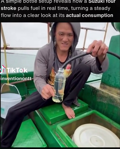 Sitting on the deck with a clear bottle and hose, the fuel path becomes visible as the engine runs. Instead of guessing usage, you can literally watch gasoline being drawn into the system second by second. Four stroke outboards use a mechanical or diaphragm fuel pump to pull fuel from the tank and send it into the combustion chamber. As engine speed increases, that demand rises, which is why the flow through the hose becomes more aggressive under throttle. What seems like a small, steady stream
