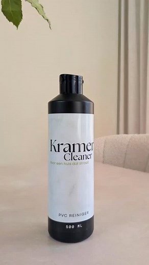 Nieuw: de Kramer Cleaner PVC reiniger🌱 Schoonmaken wordt een stuk fijner met onze nieuwe Kramer Cleaner, speciaal ontwikkeld voor alle PVC-vloeren. Deze reiniger verwijdert vuil en vlekken moeiteloos, beschermt je vloer én zorgt voor een natuurlijke, blijvende glans. De subtiele geur is fris met een zachte, zoete toon, precies genoeg om je huis een schoon en verzorgd gevoel te geven. Bestel de Kramer Cleaner - PVC reiniger gemakkelijk op: https://www.kramerstoffering.nl/webshop 🧴 Gratis testmo