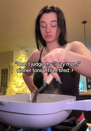 Scarlett doesn’t even eat nachos so this was just for me and Kam, but honestly it’s one of the easiest dinners and the leftovers taste just as good the next day. #momlife #dinnerwithme #lazydinner #momvlog #realmomlife