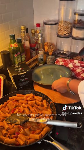 Rigatoni Cremoso con Salsa de Tomate y Burrata