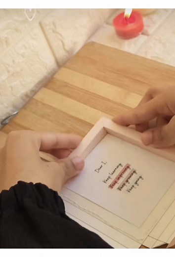 DIY an easy photo frame #photoframe #photoframeideas #photoframes #photoframegifts #diyphotoframe #diy #diypaper #diycrafts #diypaper #diypapercrafts #diyinspiration #diyinspo #diy