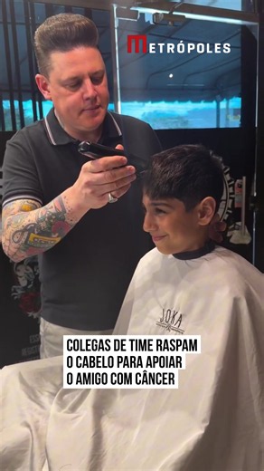 💕 GESTO DE EMPATIA 👏🏼 A #solidariedade tomou conta dos colegas de time de futebol do pequeno Lucas Coelho, de 10 anos, que descobriu diagnóstico de #câncer e desde então, está internado em #Curitiba (PR) para realizar o tratamento. Para mostrar que estão do lado do Lucas em todos os momentos, os amigos do clube se juntaram, rasparam o cabelo e fizeram uma emocionante chamada de vídeo com o companheiro de bola. No vídeo, Lucas fica emocionado com a atitude dos amigos e a mãe do garotinho Franc