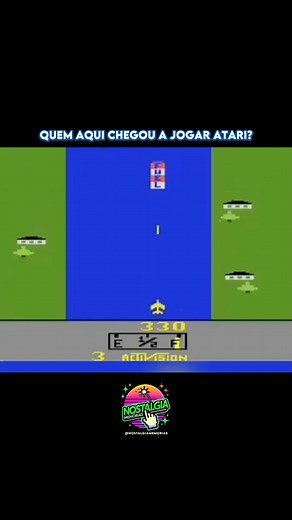 🕹️👾 Quando alguns poucos pixels já bastavam pra deixar a gente vidrado! Esse vídeo é uma homenagem nostálgica ao lendário Atari 2600, o console que dominou os anos 80 e marcou a infância de toda uma geração. Com seus gráficos simples e sons inconfundíveis, ele provou que não era preciso muito pra se divertir por horas a fio. Jogos como River Raid, Pitfall!, Enduro e Pac-Man viraram clássicos instantâneos, fazendo a sala de estar virar pista de corrida, selva, estrada ou labirinto cheio de fant