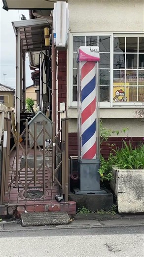 四角いケースに入ってるサインポール#barberpole #床屋さん#美容室#くるくる#shorts
